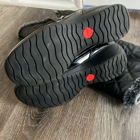 Winter boots. Size 9, black with black and grey faux fur lining - Picture 3 of 7